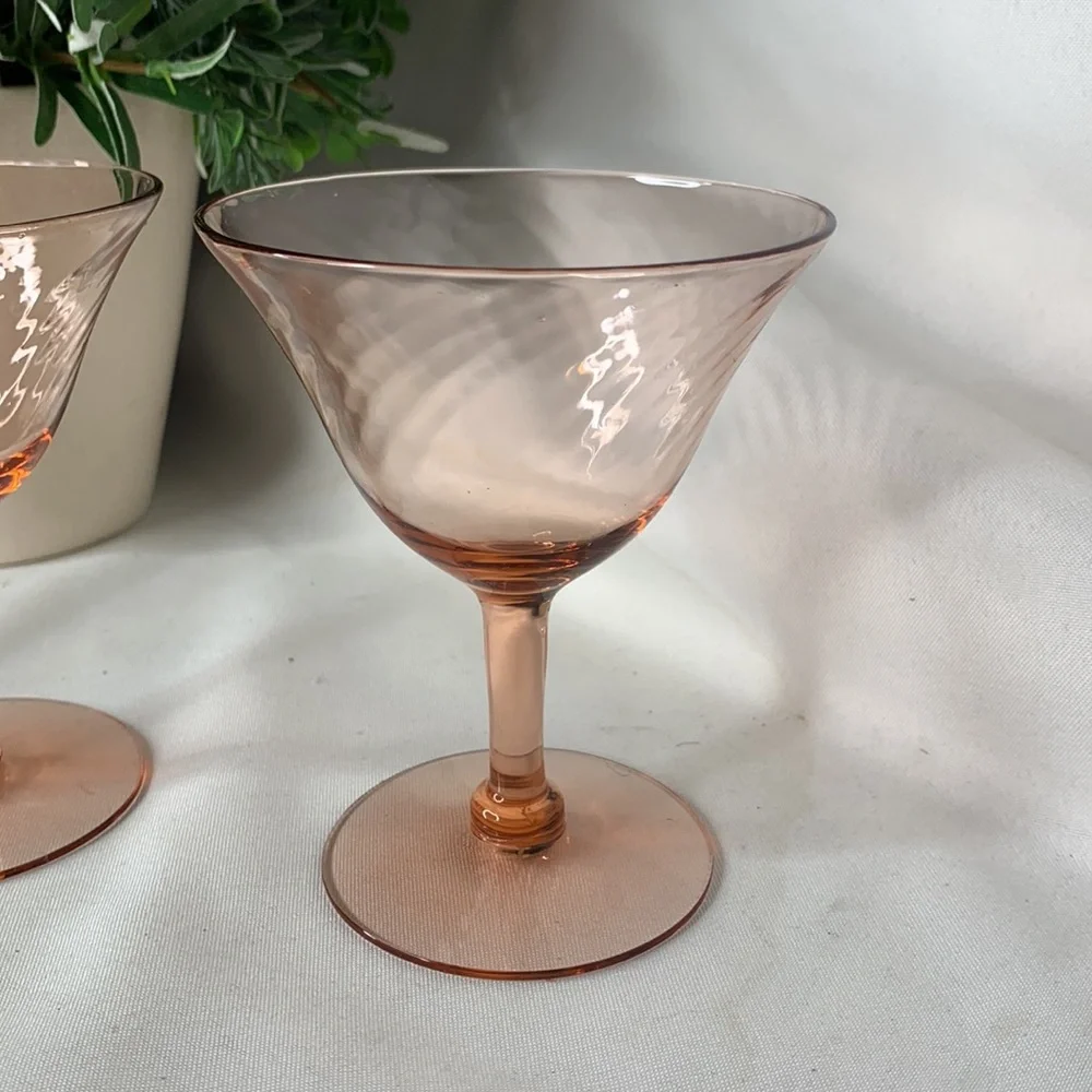 Beautiful pink swirl champagne/ sherbet glasses - Picture 2 of 9